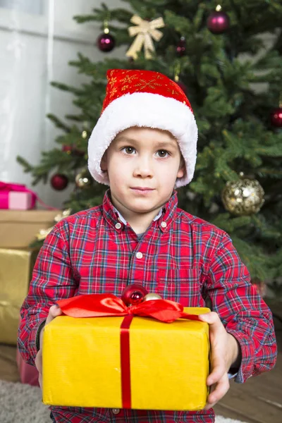 Niño de Navidad con caja regalo . —  Fotos de Stock