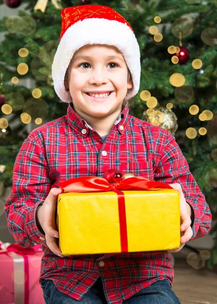 Niño de Navidad con caja regalo . —  Fotos de Stock