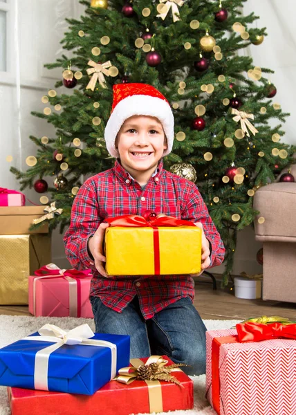 Chikd de Navidad con caja de regalo . —  Fotos de Stock