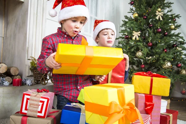 Dos niños con caja de regalo de Navidad . —  Fotos de Stock