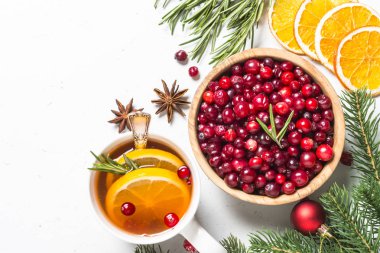 Kızılcık, biberiye, portakal ve anason o Noel meyve çay