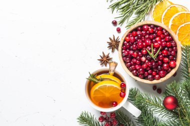 Kızılcık, biberiye, portakal ve anason o Noel meyve çay