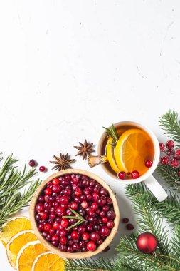 Kızılcık, biberiye, portakal ve anason o Noel meyve çay