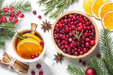Kızılcık, biberiye, portakal ve anason o Noel meyve çay