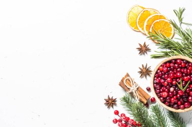 Yemek - malzemeler kızılcık, biberiye, portakal ve anason