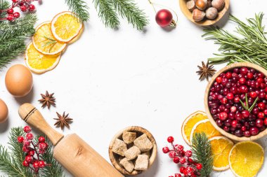 Arka plan beyaz arka plan üzerinde üstten görünüm pişirme Noel gıda.