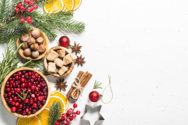 Arka plan beyaz arka plan üzerinde üstten görünüm pişirme Noel gıda.