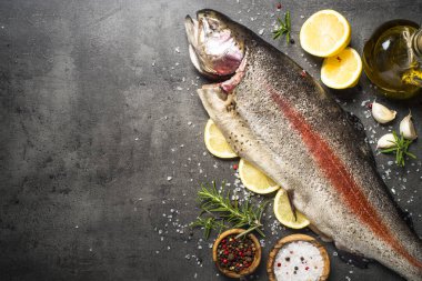 Çiğ Somon Balık bütün yemekleri siyah için malzemeler ile.