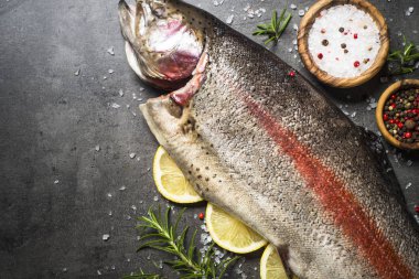 Çiğ Somon Balık bütün yemekleri siyah için malzemeler ile.