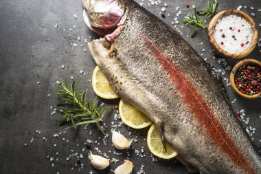 Çiğ Somon Balık bütün yemekleri siyah için malzemeler ile.