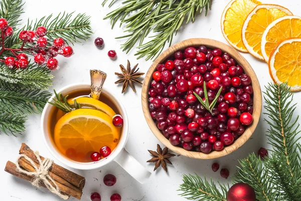 Weihnachtlicher Früchtetee aus Preiselbeere, Rosmarin, Orange und Anis — Stockfoto