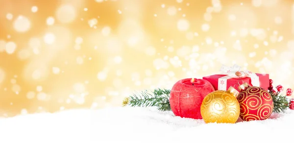クリスマスの背景またはグリーティング カード - 赤と金色の装飾. — ストック写真