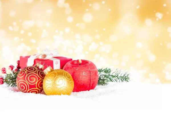 クリスマスの背景またはグリーティング カード - 赤と金色の装飾. — ストック写真
