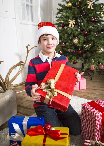 Chikd de Navidad con caja de regalo . —  Fotos de Stock