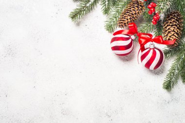 Çam ağacı, kırmızı top ve süslemeleri üzerinde Noel arka plan 