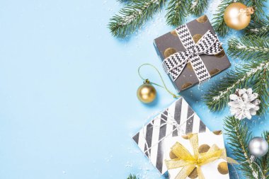 Noel arka plan - köknar ağacı ve süslemeleri üzerinde mavi üstten görünüm