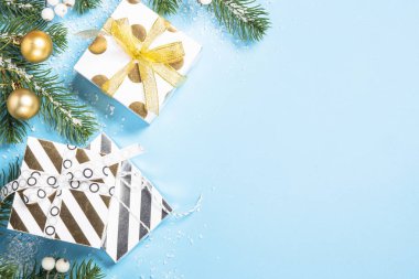 Noel arka plan - köknar ağacı ve süslemeleri üzerinde mavi üstten görünüm