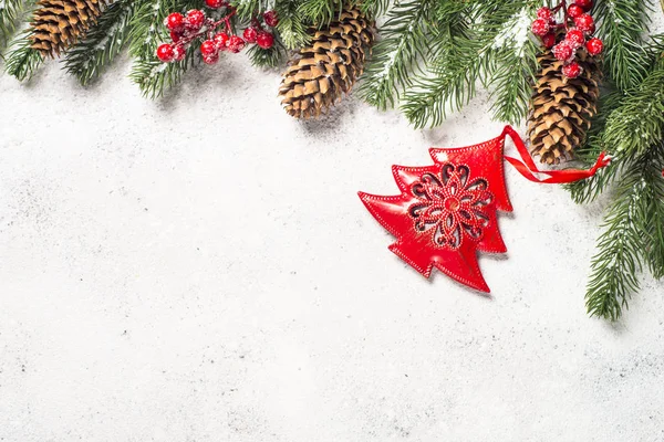 Weihnachten Hintergrund mit Tanne und Zapfen auf weißem Hintergrund — Stockfoto