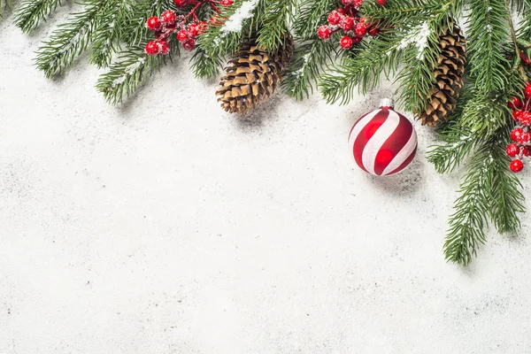 Kerstmis achtergrond met fir tree, rode ballen en decoraties op — Stockfoto