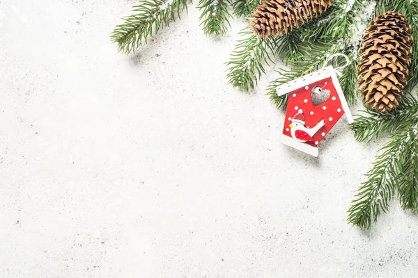 モミの木と白いバックの装飾クリスマスの背景 — ストック写真