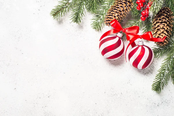 Fenyő, piros golyó, és dekorációk a karácsonyi háttér — Stock Fotó