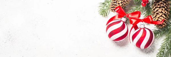 Boże Narodzenie tło z jodły, czerwone kulki i dekoracje na — Zdjęcie stockowe