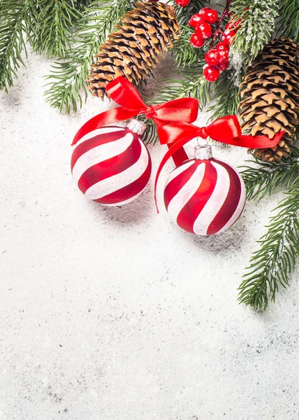 Sfondo natalizio con abete, palline rosse e decorazioni su — Foto Stock