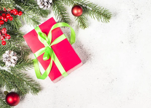 Karácsonyi háttér fenyő, jelenlegi doboz és dekorációk — Stock Fotó