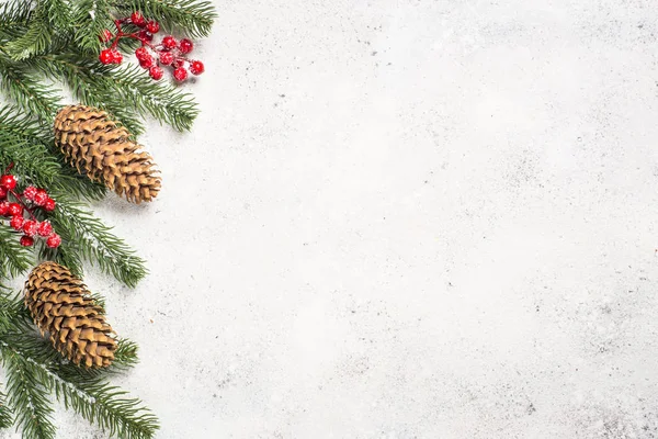 モミ ツリー ブランチ、赤い装飾クリスマスの背景 — ストック写真