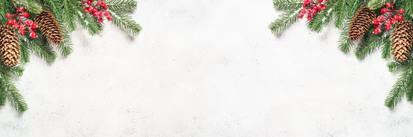 モミの木のブランチと赤デコラとクリスマス flatlay 背景 — ストック写真