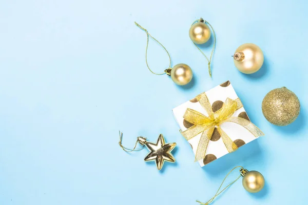 クリスマス Flatlay の背景 シルバーとゴールドのクリスマスの装飾と青の背景にプレゼント ボックス コピー スペース平面図 — ストック写真