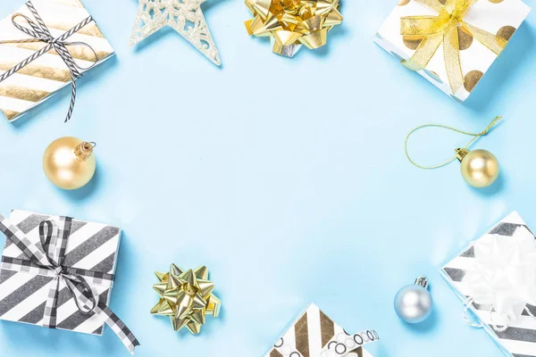 Weihnachten Flatlay Hintergrund - silberne und goldene Dekorationen auf bl — Stockfoto
