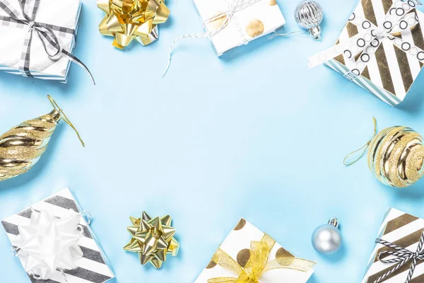 Weihnachten Flatlay Hintergrund - silberne und goldene Dekorationen auf bl — Stockfoto