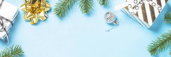 クリスマス flatlay バック グラウンド - bl の銀や金の装飾 — ストック写真