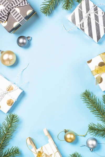 クリスマスの背景 - モミの木と青の上面の装飾 — ストック写真