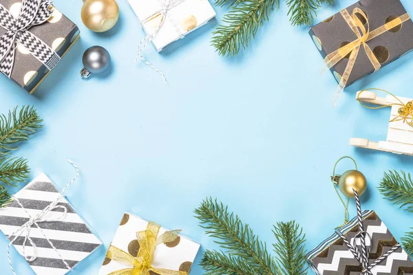 Weihnachten Flatlay Hintergrund - Tanne und Dekoration auf blau — Stockfoto