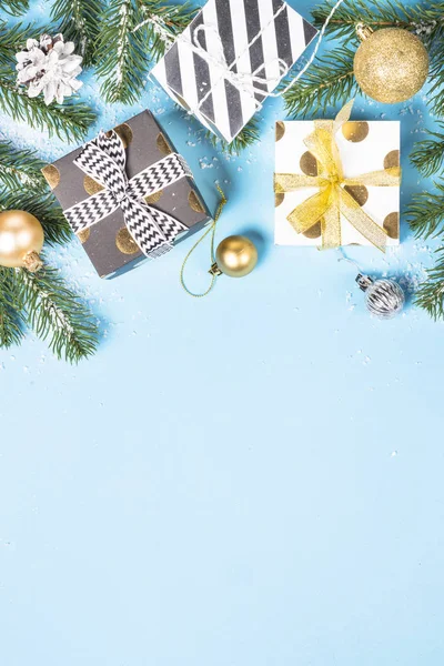 Vánoční pozadí - jedle a ozdoby na modrý pohled shora — Stock fotografie
