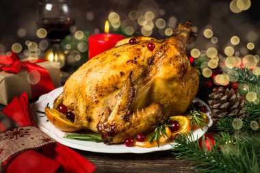 Chrismas tavuk kızılcık, portakal ve biberiye ile pişmiş. Noel yemeği.
