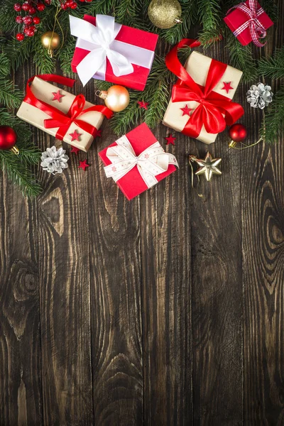 Scatola regalo di Natale e decorazioni su tavolo in legno scuro . — Foto Stock