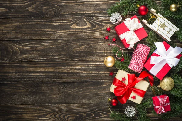 Weihnachtsgeschenkschachtel und Dekoration auf dunklem Holztisch. — Stockfoto