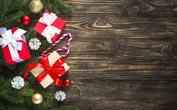 Caixa de presente de Natal e decorações em mesa de madeira escura . — Fotografia de Stock