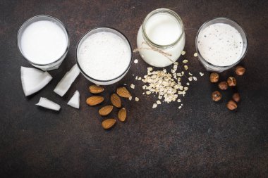 Vegan sigara süt alternatif süt, fındık ve yulaf sütü üstten görünüm. 