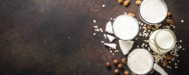 Vegan sigara süt alternatif süt, fındık ve yulaf sütü üstten görünüm. 