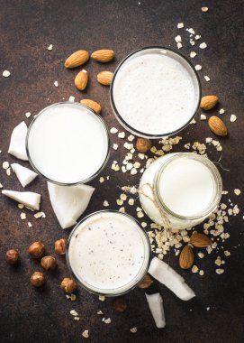 Vegan sigara süt alternatif süt, fındık ve yulaf sütü üstten görünüm. 