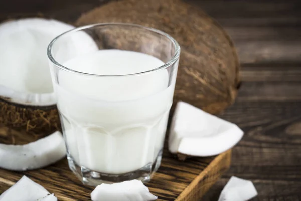 Kokosové mléko ve skle, Vegan mléko. — Stock fotografie
