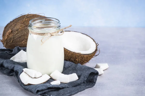 Leite de coco em frasco de vidro. Leite Vegan não lácteo . — Fotografia de Stock