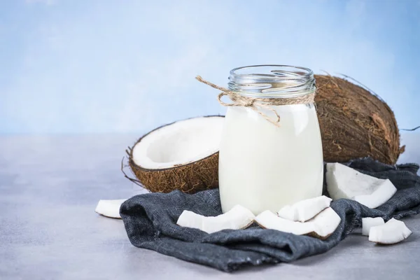 Leite de coco em frasco de vidro. Leite Vegan não lácteo . — Fotografia de Stock