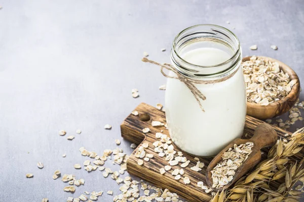 Latte di avena vegano, latte alternativo non lattiero-caseario . — Foto Stock