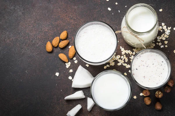 Vegansk alternativ melk, nøtter og havremelk, sett ovenfra . – stockfoto