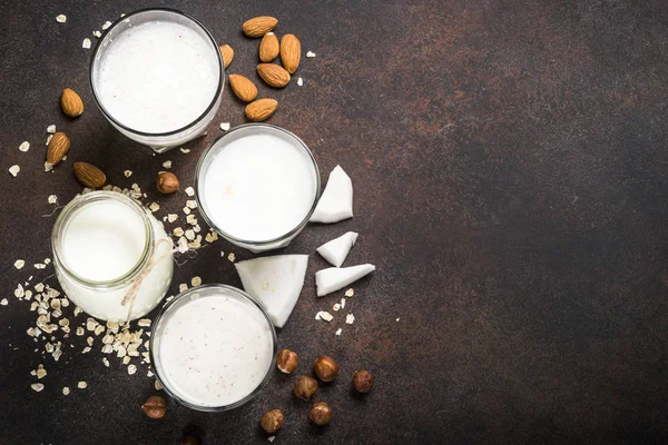 Vegansk alternativ melk, nøtter og havremelk, sett ovenfra . – stockfoto